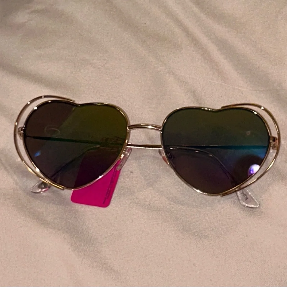 BETSEY JOHNSON NWTS Heart Shaped Sunglasses Iridescent Len's & Brand Logo Accent